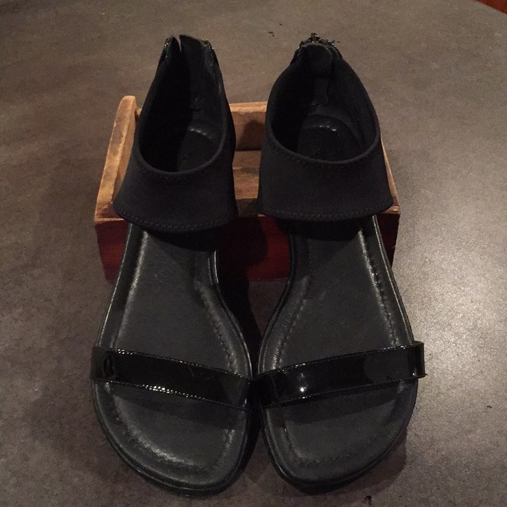Donald J Pliner black leather sandals zipper back